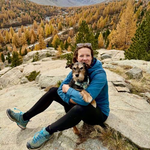 Julia Prümmer with her dog in the mountains